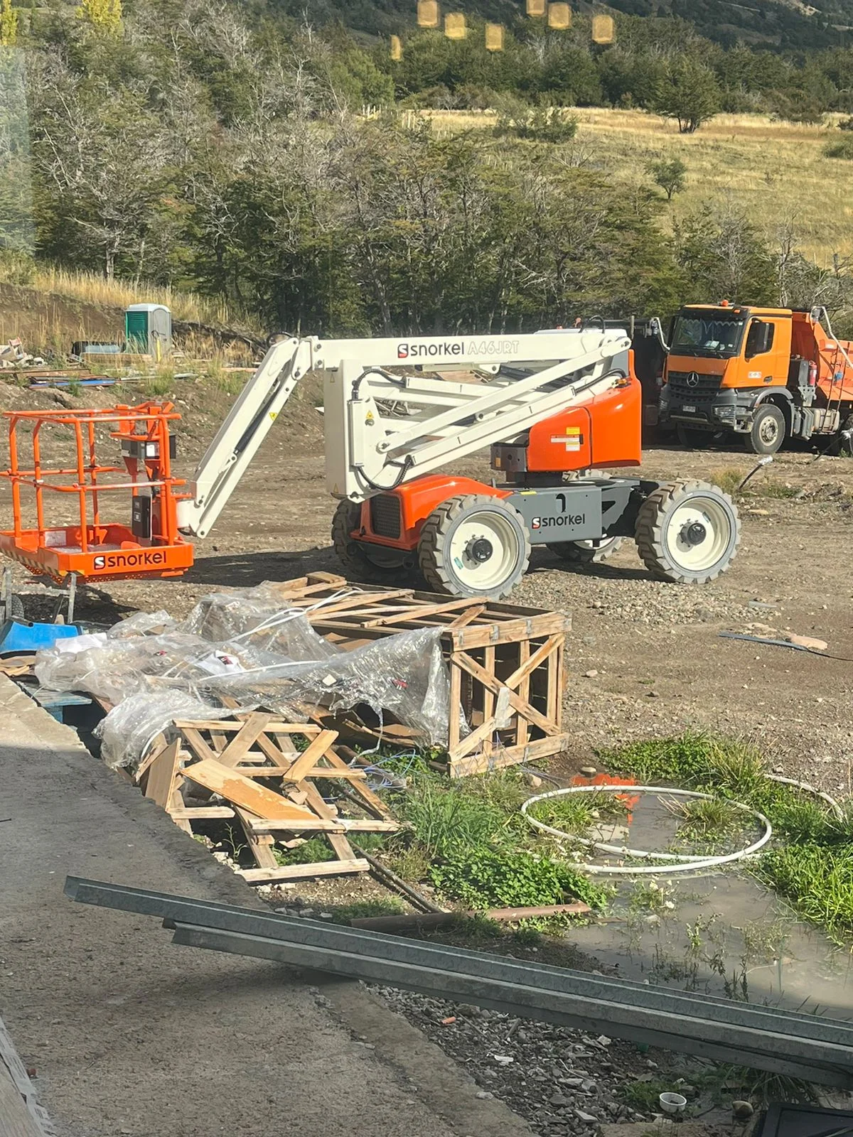 Grúa alzahombres Snorkel A46JRT en obra de construcción en Coyhaique